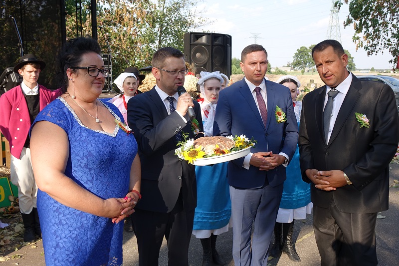 Burmistrz, przewodniczący rady i starostowie otańczyli wieniec dożynkowy