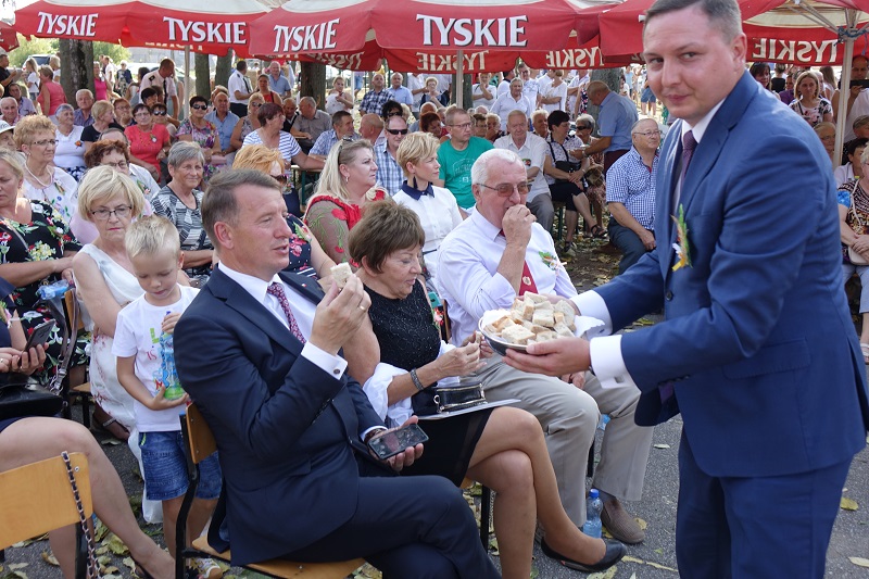 Burmistrz, przewodniczący rady i starostowie otańczyli wieniec dożynkowy