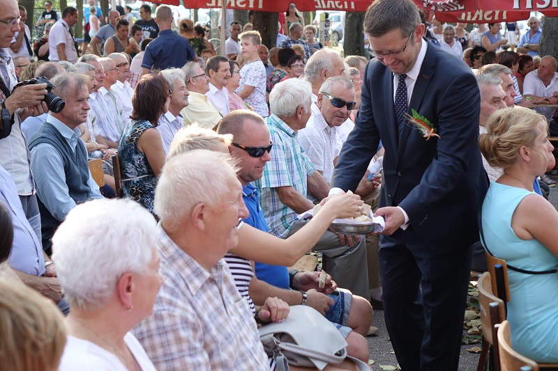 Burmistrz, przewodniczący rady i starostowie otańczyli wieniec dożynkowy