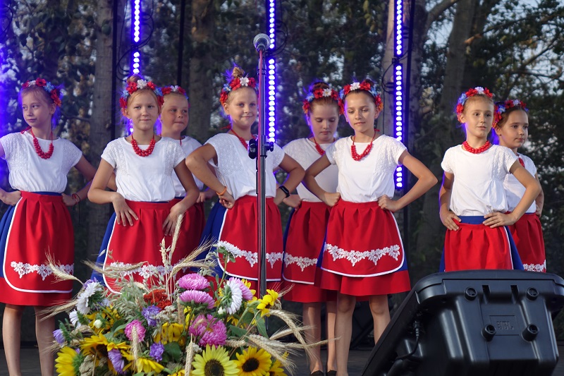 Burmistrz, przewodniczący rady i starostowie otańczyli wieniec dożynkowy