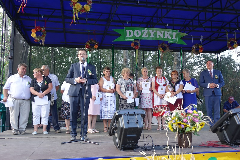 Burmistrz, przewodniczący rady i starostowie otańczyli wieniec dożynkowy
