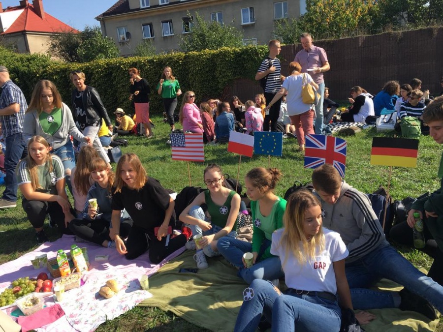 Zdrowo i ekologicznie. Młodzież zjadła śniadanie na trawie