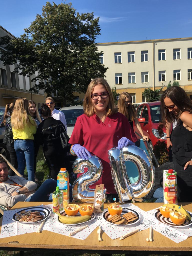 Zdrowo i ekologicznie. Młodzież zjadła śniadanie na trawie