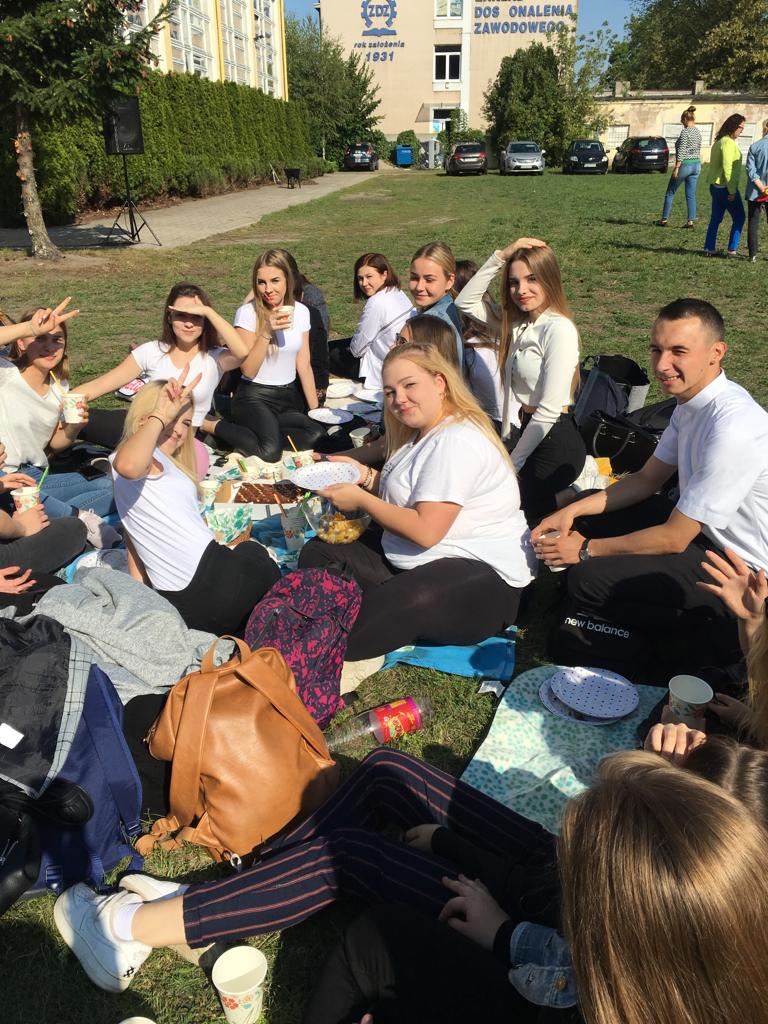 Zdrowo i ekologicznie. Młodzież zjadła śniadanie na trawie