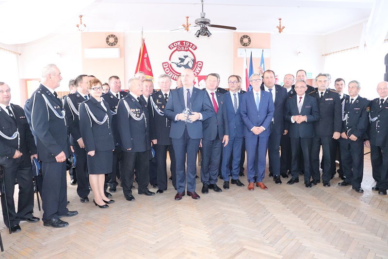 Strażacy dostali pieniądze na nowy wóz i życzenia, by nim nie wyjeżdżali