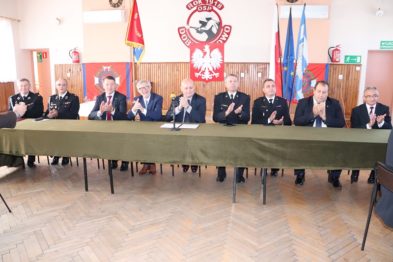 Strażacy dostali pieniądze na nowy wóz i życzenia, by nim nie wyjeżdżali