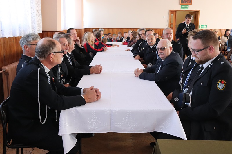 Strażacy dostali pieniądze na nowy wóz i życzenia, by nim nie wyjeżdżali