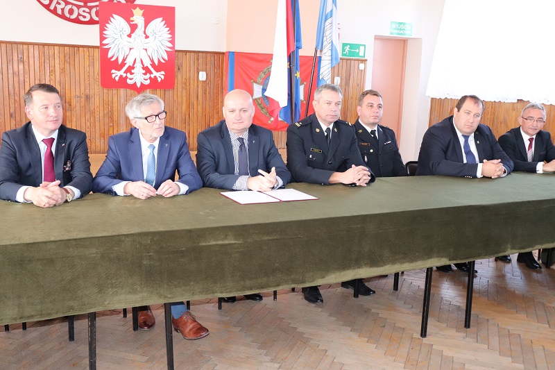 Strażacy dostali pieniądze na nowy wóz i życzenia, by nim nie wyjeżdżali