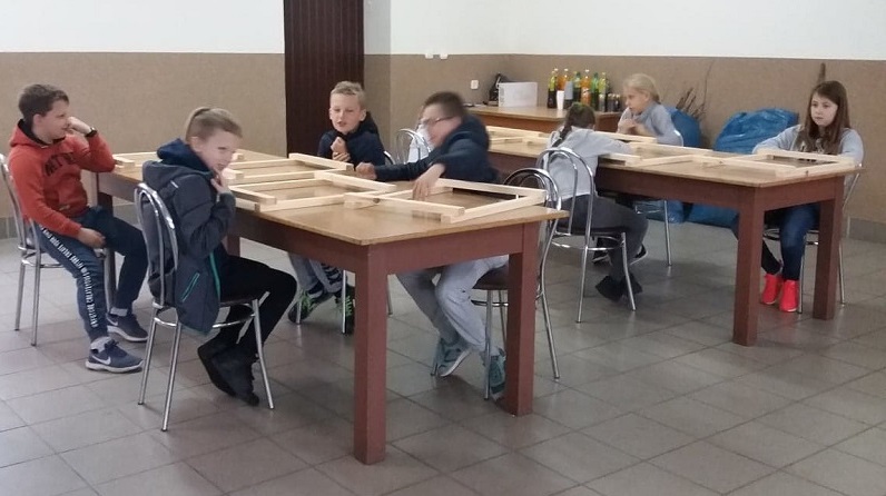 Na warsztatach jesienne liście i jarzębina