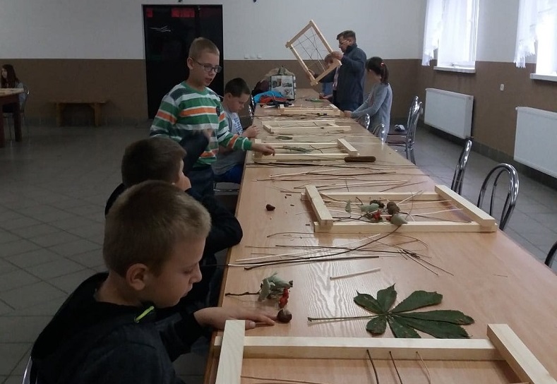 Na warsztatach jesienne liście i jarzębina