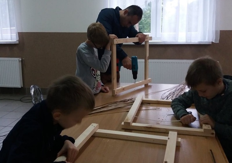 Na warsztatach jesienne liście i jarzębina