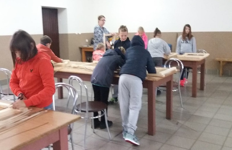 Na warsztatach jesienne liście i jarzębina