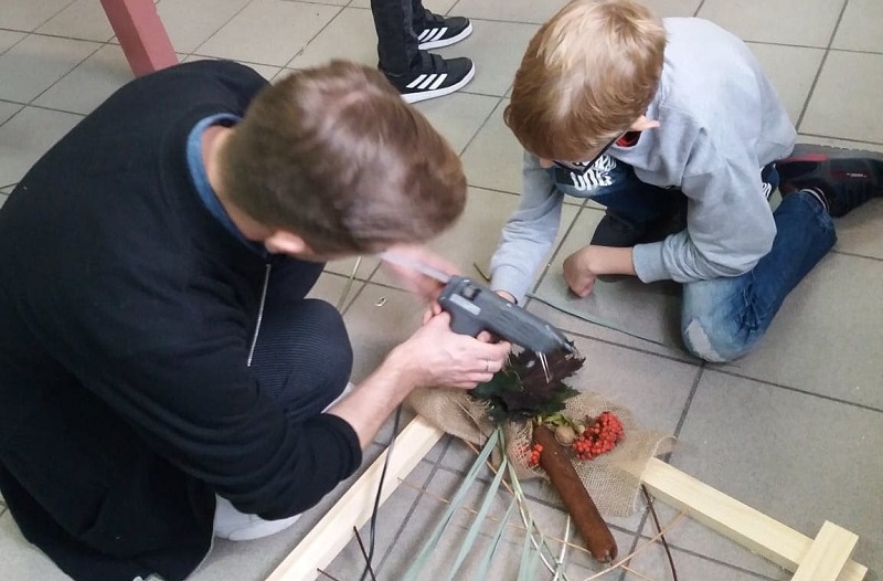 Na warsztatach jesienne liście i jarzębina
