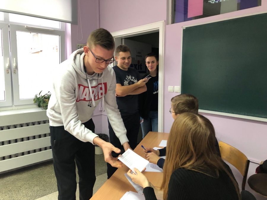 Którą partię wybierze młodzież? Uczniowie „trzeciego” głosują