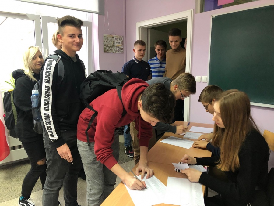 Którą partię wybierze młodzież? Uczniowie „trzeciego” głosują