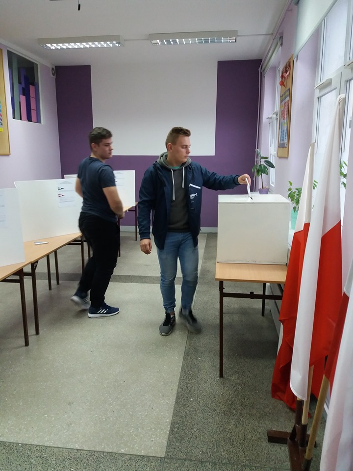Którą partię wybierze młodzież? Uczniowie „trzeciego” głosują
