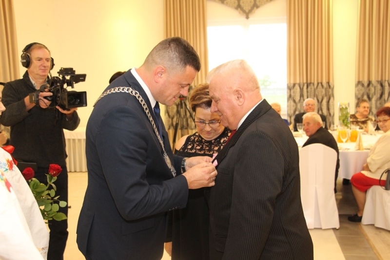 Uroczystość Jubileuszu Pożycia Małżeńskiego. Stu małżonków otrzymało medale