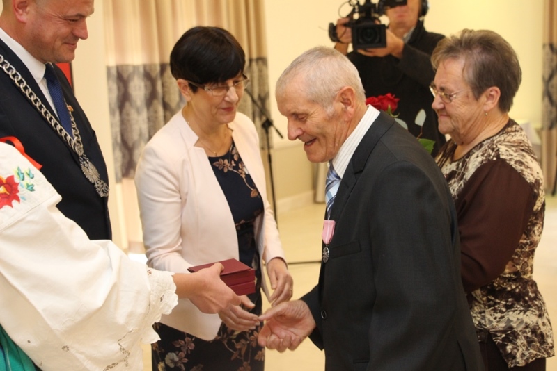 Uroczystość Jubileuszu Pożycia Małżeńskiego. Stu małżonków otrzymało medale