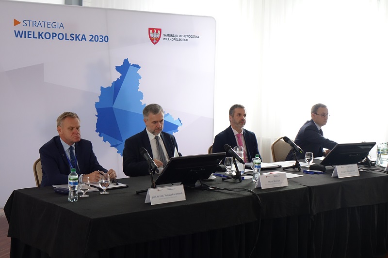 Dyskusja z marszałkiem o strategii naszego województwa. „Mamy Wielkopolskę dwóch prędkości”