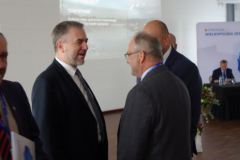 Dyskusja z marszałkiem o strategii naszego województwa. „Mamy Wielkopolskę dwóch prędkości”