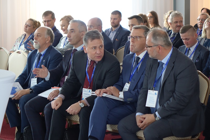 Dyskusja z marszałkiem o strategii naszego województwa. „Mamy Wielkopolskę dwóch prędkości”