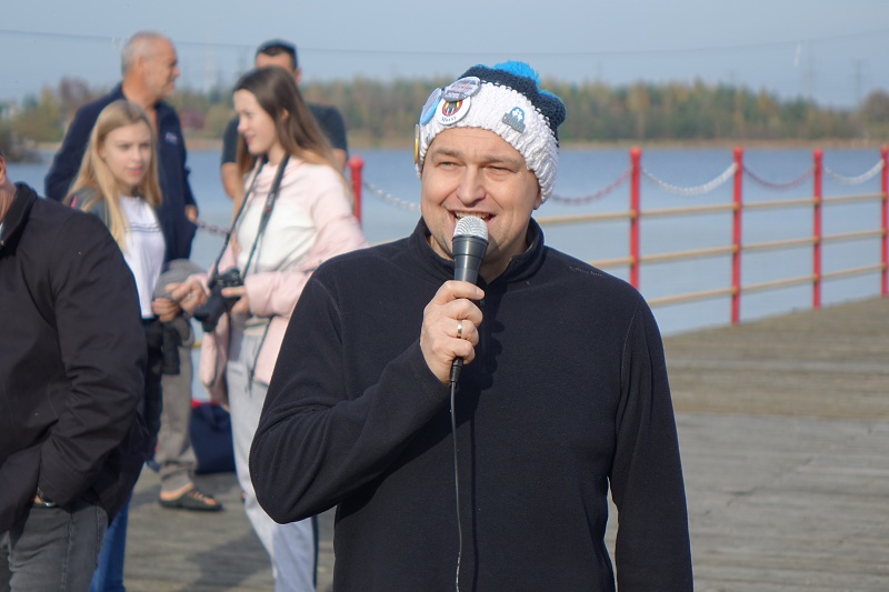 Otwarcie sezonu w Gosławicach. „Ręce w górę, dziarska mina – tak się kąpie mors z Konina”
