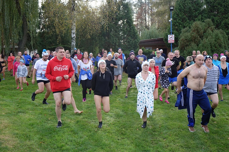 Otwarcie sezonu w Gosławicach. „Ręce w górę, dziarska mina – tak się kąpie mors z Konina”