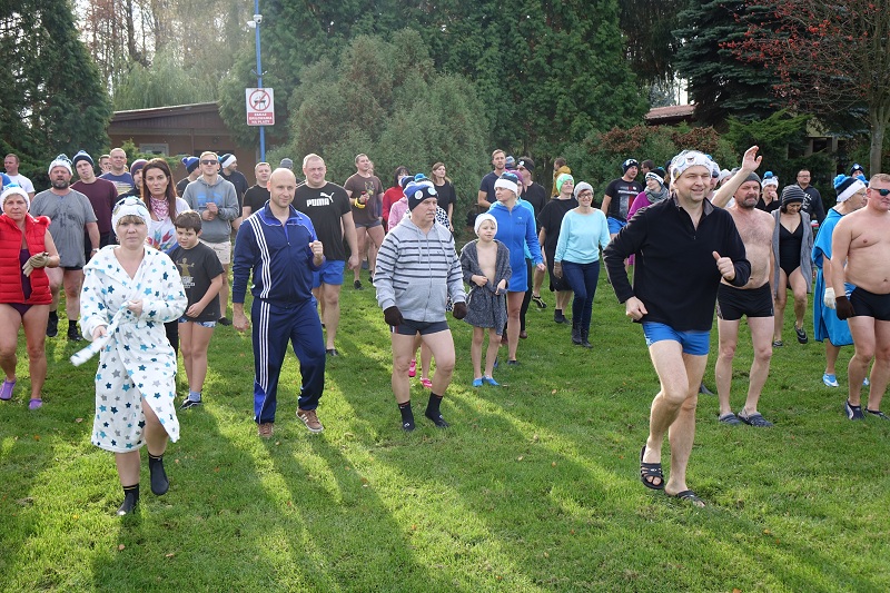 Otwarcie sezonu w Gosławicach. „Ręce w górę, dziarska mina – tak się kąpie mors z Konina”