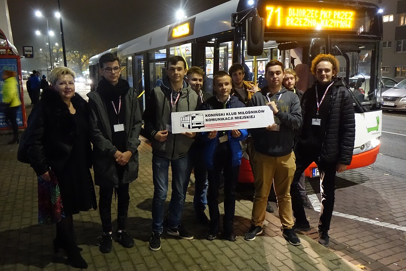 Przejażdżka klimatyczną linią 71 z miłośnikami komunikacji miejskiej. W autobusie też nowa pani prezes MZK