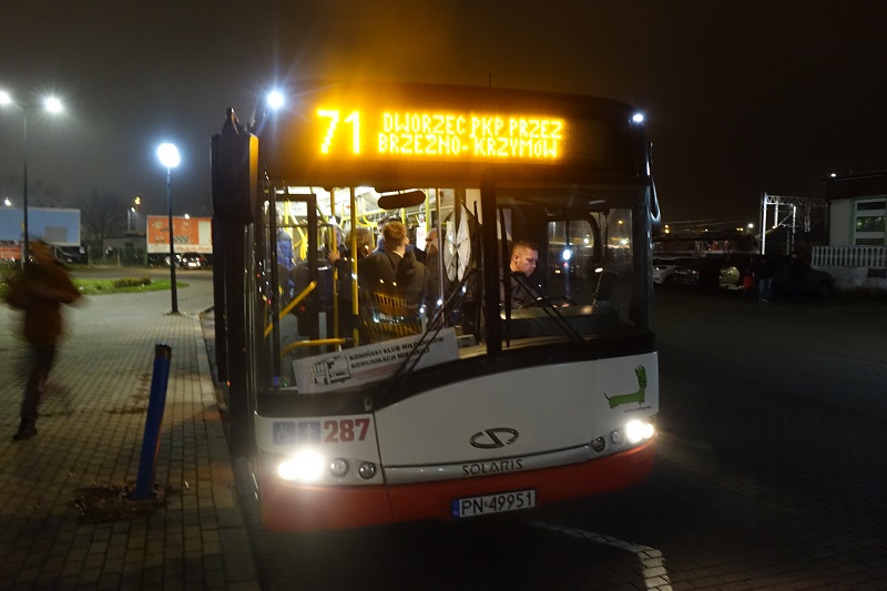 Przejażdżka klimatyczną linią 71 z miłośnikami komunikacji miejskiej. W autobusie też nowa pani prezes MZK