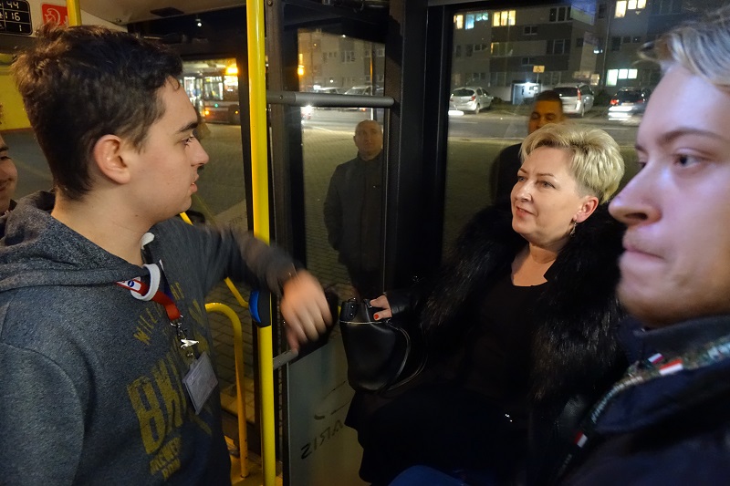 Przejażdżka klimatyczną linią 71 z miłośnikami komunikacji miejskiej. W autobusie też nowa pani prezes MZK