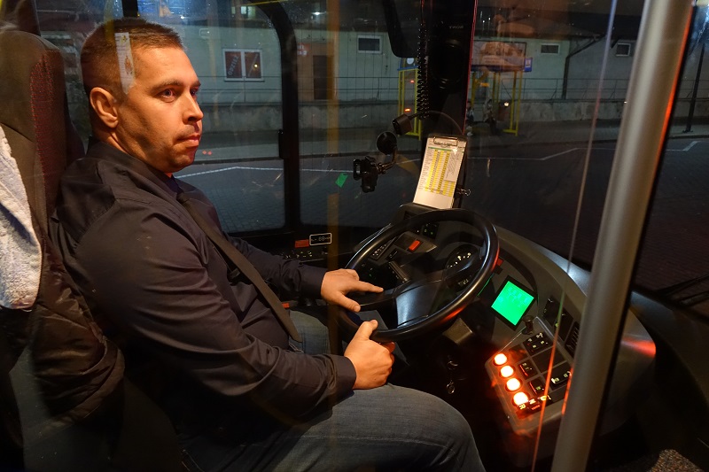 Przejażdżka klimatyczną linią 71 z miłośnikami komunikacji miejskiej. W autobusie też nowa pani prezes MZK