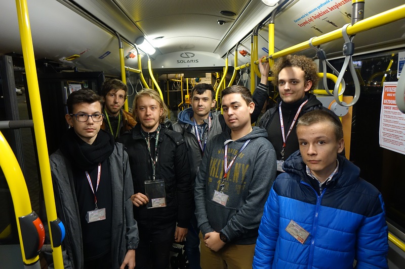 Przejażdżka klimatyczną linią 71 z miłośnikami komunikacji miejskiej. W autobusie też nowa pani prezes MZK