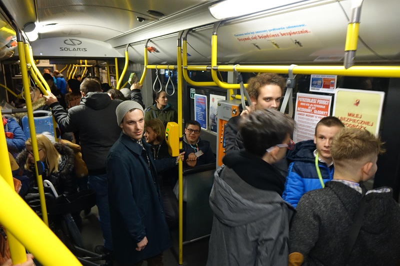 Przejażdżka klimatyczną linią 71 z miłośnikami komunikacji miejskiej. W autobusie też nowa pani prezes MZK