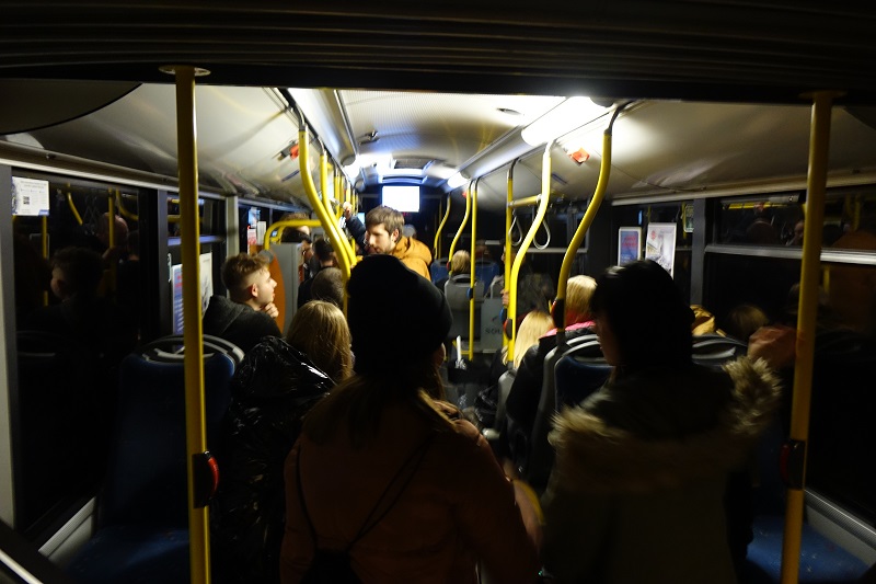 Przejażdżka klimatyczną linią 71 z miłośnikami komunikacji miejskiej. W autobusie też nowa pani prezes MZK