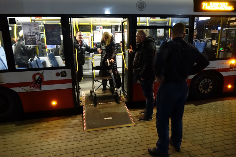 Przejażdżka klimatyczną linią 71 z miłośnikami komunikacji miejskiej. W autobusie też nowa pani prezes MZK