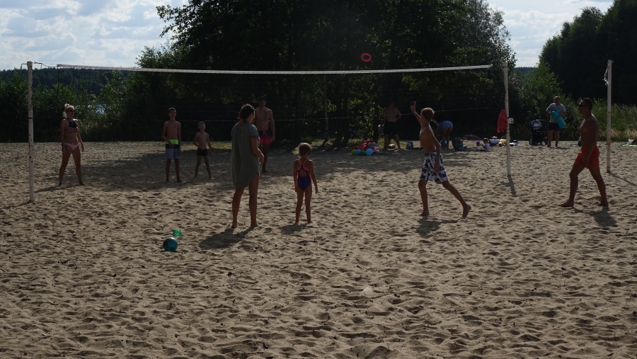 To jeszcze nie koniec upałów. Plażując pamiętajmy - woda jest żywiołem i nie wybacza błędów
