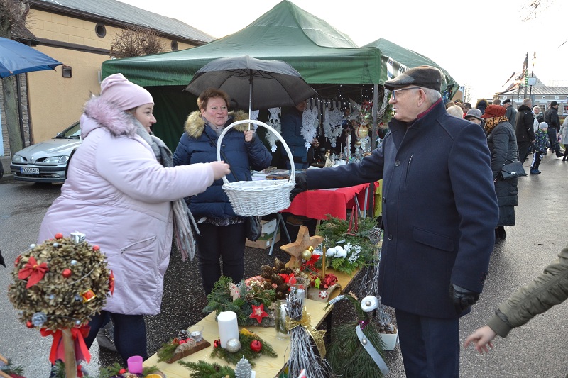 Rozbłysła choinka na środku placu. Świąteczny jarmark znów udany