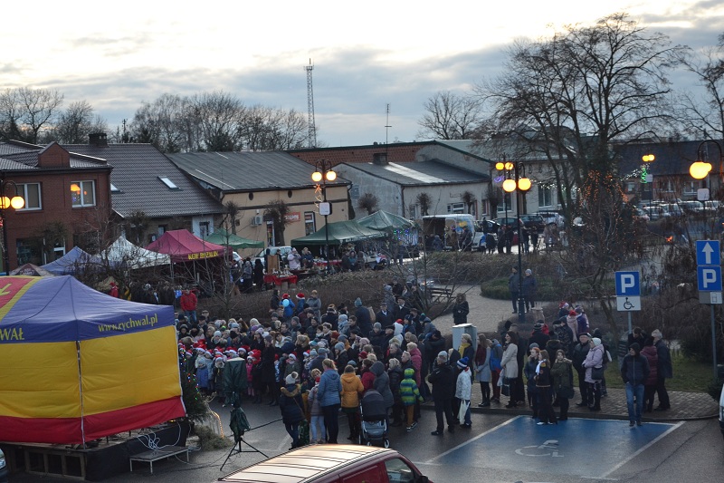 Rozbłysła choinka na środku placu. Świąteczny jarmark znów udany