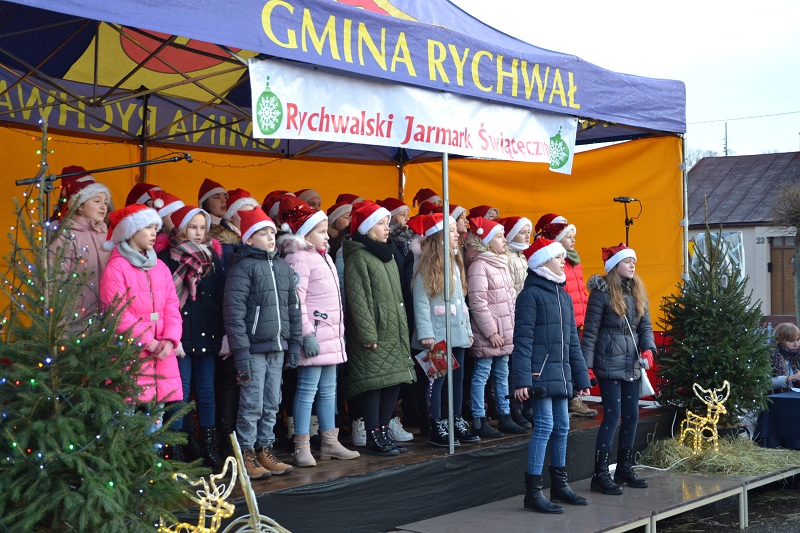 Rozbłysła choinka na środku placu. Świąteczny jarmark znów udany