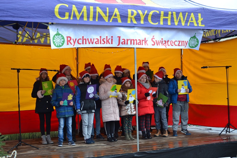 Rozbłysła choinka na środku placu. Świąteczny jarmark znów udany