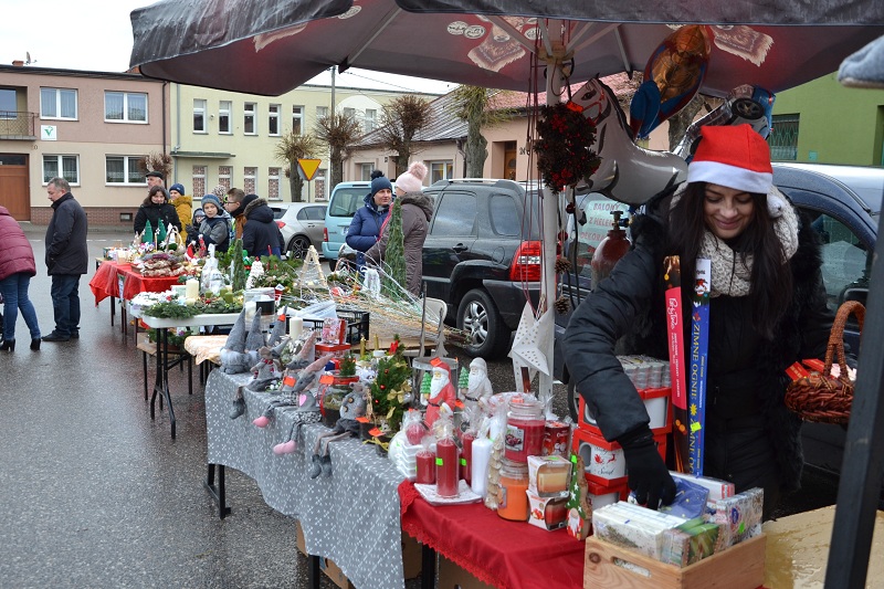 Rozbłysła choinka na środku placu. Świąteczny jarmark znów udany