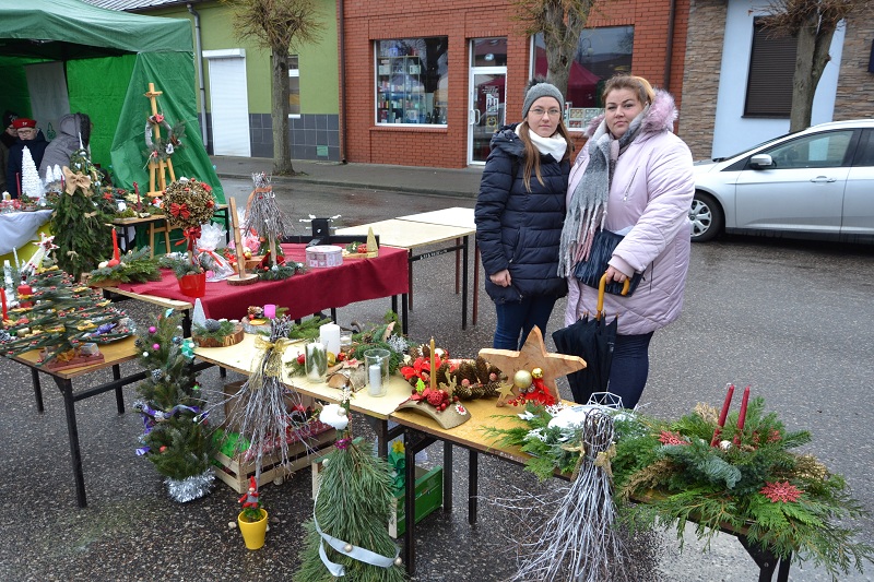 Rozbłysła choinka na środku placu. Świąteczny jarmark znów udany