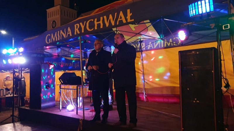 Powitali nowy rok fajerwerkami i lampką szampana. Burmistrz złożył mieszkańcom życzenia