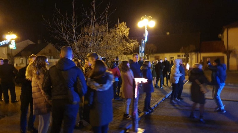Powitali nowy rok fajerwerkami i lampką szampana. Burmistrz złożył mieszkańcom życzenia