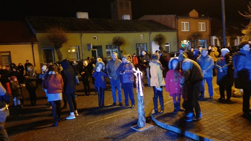 Powitali nowy rok fajerwerkami i lampką szampana. Burmistrz złożył mieszkańcom życzenia