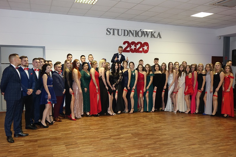 Niedługo wkroczą w dorosłe życie. Studniówka Zespołu Szkół im. Mikołaja Kopernika w Koninie