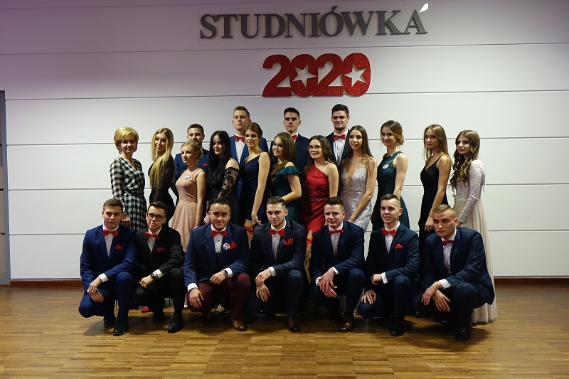 Niedługo wkroczą w dorosłe życie. Studniówka Zespołu Szkół im. Mikołaja Kopernika w Koninie