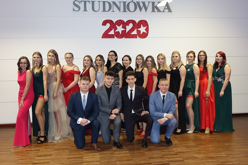 Niedługo wkroczą w dorosłe życie. Studniówka Zespołu Szkół im. Mikołaja Kopernika w Koninie
