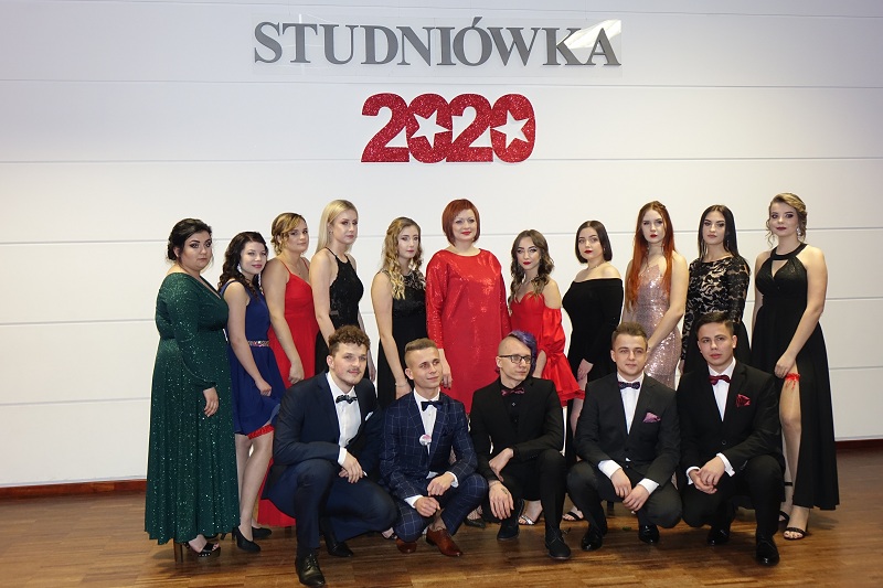 Niedługo wkroczą w dorosłe życie. Studniówka Zespołu Szkół im. Mikołaja Kopernika w Koninie